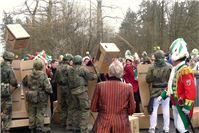 Nach Absperrband und Holzgittern ist auch die Kartonwand kein wirkliches Hindern...