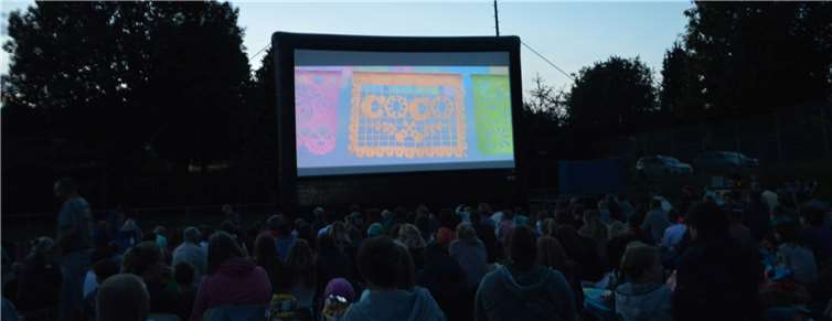 Nach Anbruch der Dämmerung konnte die Filmvorführung beginnen. privat