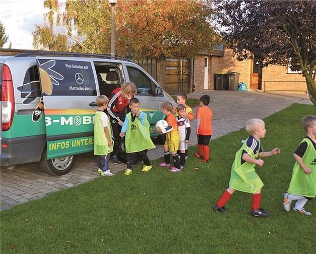 Nach Ankunft des DFB-Mobils halfen die Kinder gleich beim Ausräumen. privat