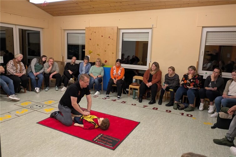 Nach Anleitung von Herrn Schmitz konnten die Teilnehmenden an speziellen Säuglings- und Kleinkindpuppen üben. Foto: Birgitt Loser-Hees