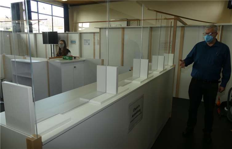 Nach Anmeldung und Registrierung erhalten dieImpflinge einen Laufzettel für die einzelnen Stationen.