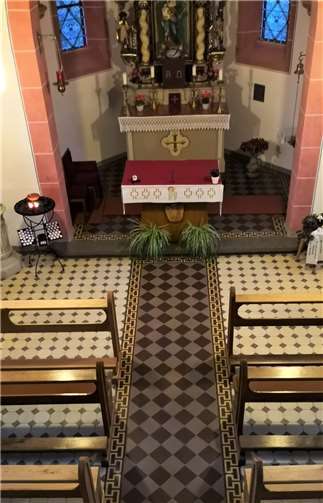 Nach Austausch der Bänke ist der geflieste Mittelgang wieder sichtbar, und der gesamte Innenraum erstrahlt in neuer Pracht. Fotos: privat