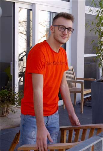 Nach Bedarf rückt er auch die Stühle auf dem Balkon für die Hospiz-Gäste und deren Zugehörige zurecht.