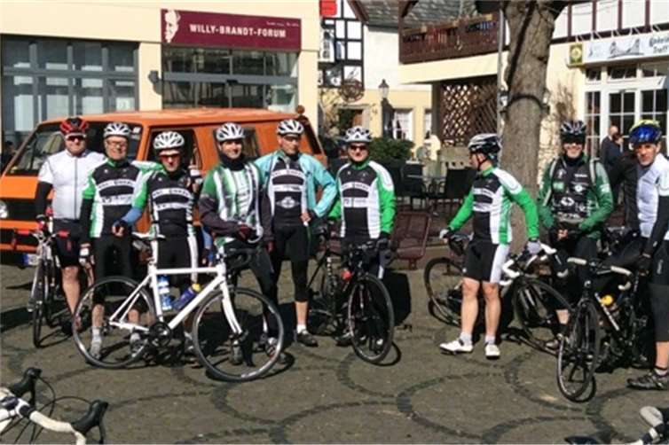 Nach Beendigung der Tour zum Saisonstart trafen sich die RSC-Radsportler auf dem Willy-Brandt-Platz und ließen den Tag bei strahlendem Sonnenschein ausklingen. privat