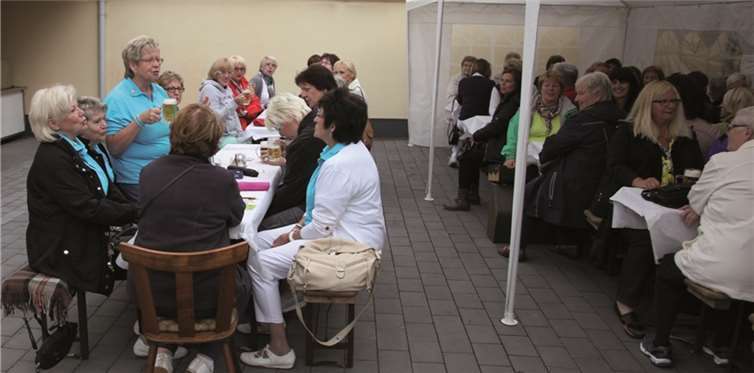 Nach Begrüßung der Anwesenden durch „Obermöhne“ Elsbeth, wurde der Grillabend mit Gesang eingeläutet.