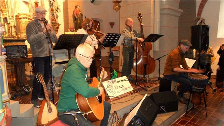 Nach Begrüßung durch den ersten Vorsitzenden des Fördervereins spielte die Band traditionelle irische Musik auf beginnend mit dem St. Patrick´s Day Song und der Geschichte des irischen Nationalheiligen. Foto: privat