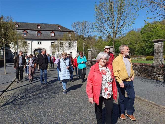 Historisches in Hachenburg Nach Besichtigung der gepflegten Gartenanlage folgte ein Rundgang in der Abteikirche. Foto: privat