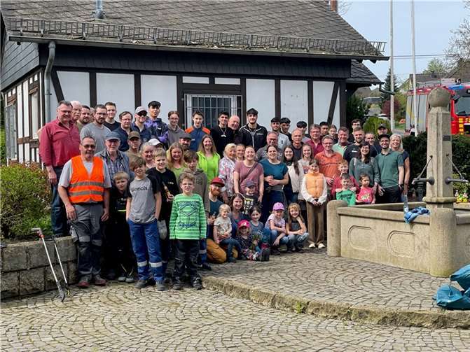 Nach Einteilung der einzelnen Gruppen ging es los. Ausgerüstet mit Müllsäcken, Handschuhen und einem starken Sinn für Verantwortung machten sich die Freiwilligen auf den Weg, um Müll und Abfälle entlang der Straßen und Wanderwege in und um Freilingen aufzusammeln. Quelle: OG Freilingen