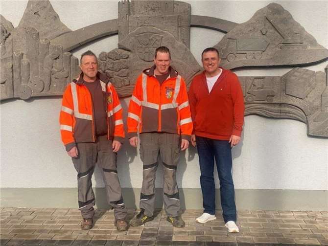 Nach Ende der arbeitsvertraglichen Probezeit haben der stellvertretende Bauhofleiter Dirk Kaiser sowie ich nun offiziell Stefan Maunz zum neuen Friedhofswärter ernannt. Foto: privat