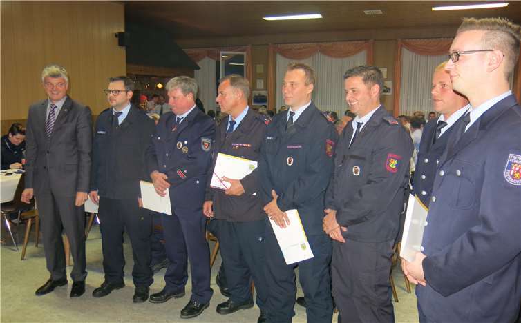 Nach Ernennung und Vereidigung: (vl.l) Bürgermeister Müller,Tobias Haubrich, Markus Tiefenthal, Eckhard Becker, Gert Freund,Jens Weber, Rene Hellmann und Fabian Schmidt.