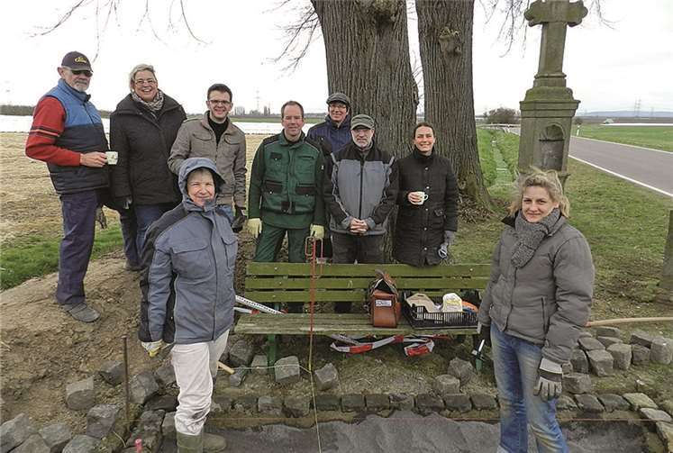 Nach Fertigstellung der Fläche kann man trockenen Fußes die Bank erreichen. privat