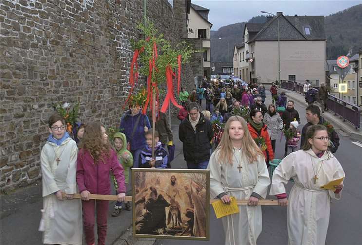 Nach Gebet und Gesang zogen die Teilnehmer der Prozession über die Alte Moselbrücke zur Innenstadt, wo ihr Buchsbaum gesegnet wurde. TE