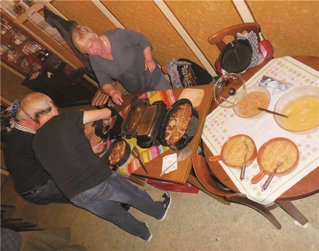 Nach Großmutters Rezepten hergestellt und im nostalgischen Flair aufgebaut wurde der Döbbekooche serviert. privat
