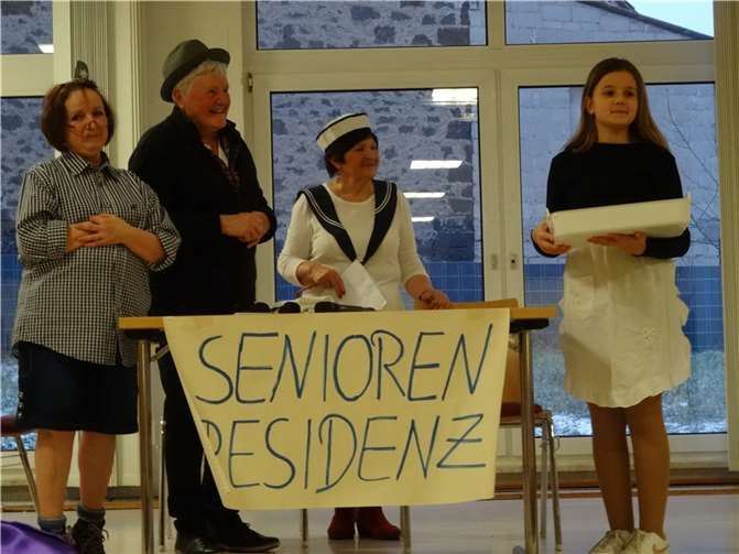 Nach Kaffee und Berlinern war die Bühne frei für mehrere Vorträge aus den eigenen Reihen und Eicher Karnevalisten/innen.