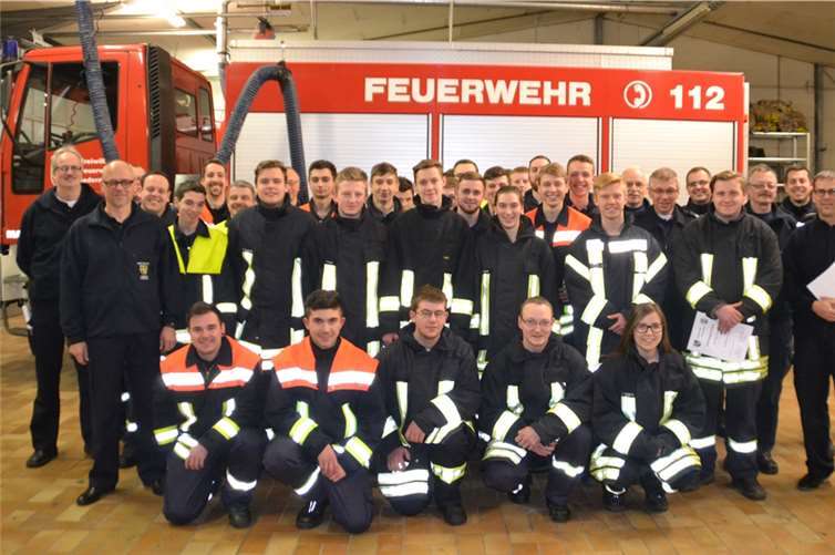 Nach Lehrgang und erfolgreicher Prüfung stellten sich die jungen Feuerwehrleute zusammen mit den Verantwortlichen zum Gruppenfoto. Privat