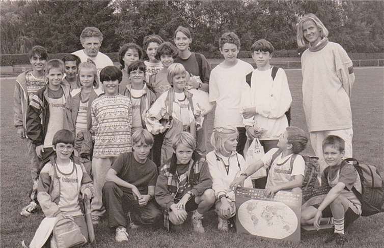 Nach Luxemburg ging es zum Schülersportfest 1994 mit Wolfgang Schmidgen (hinten l.) und Karin Küpper (hinten r.) als Betreuerteam.TER