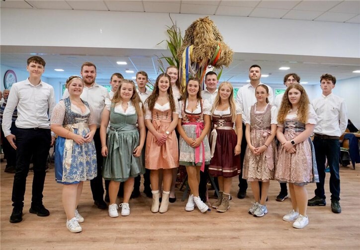 Nach Mittagessen, Bändertanz, Laudatio, Kaffee und Kuchen, was viele, viele helfende Hände ermöglicht hatten, endete der schöne Nachmittag, den Pfarrgemeinde und Gemeinde zusammen in der alten Schule feierten, mit einer Verlosung. Foto: privat