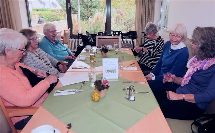 Nach Salat und Suppe in Gesellschaft auf das Hauptgericht warten - in Vorfreude auf den abschließenden Nachtisch. Verwöhnzeit.  Foto: wlutti