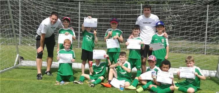 Nach Siegen über Bassenheim und Ochtendung konnten sich die Burgener Junioren über Pokal und Urkunden freuen.  privat