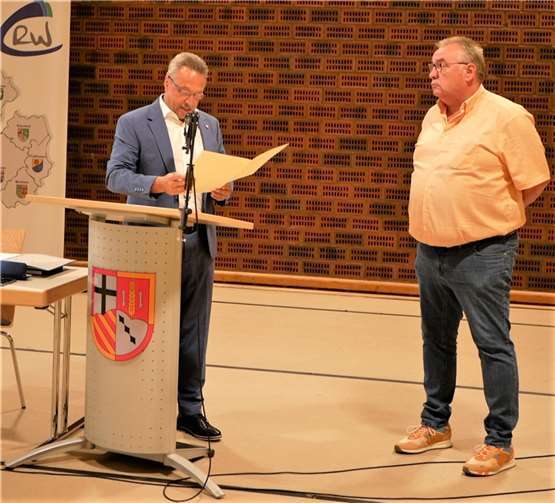 Nach Überreichung der Ernennungsurkunde durch Bürgermeister Hans-Werner Breithausen und Ablegung des Diensteides, wurde Stefan Haas in sein Amt eingeführt. Quelle: VG Rengsdorf-Waldbreitbach