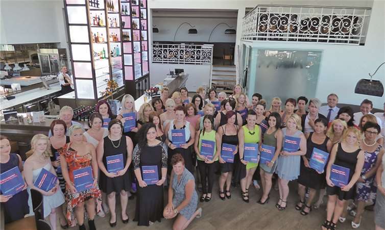 Nach Überreichung der Gesellenbriefe freuten sich alle, es geschafft zu haben. Hans Hartenfels