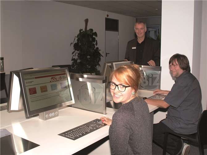 Nach Umbau konnte nun das neue Berufsinformationszentrum präsentiert werden. Dies übernahmen Franziska Habekost, Sachbearbeiterin des BIZ Thomas Becker, Bereichsleiter 1 der Agentur für Arbeit, und Michael Lischewski Leiter des BIZ (v. l.). US