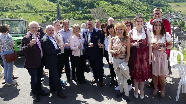 Nach Vorstellung des Projektes im Rathaus ging es zu einem botanischen Spaziergang in die Senheimer Weinberge. Fotos: TE