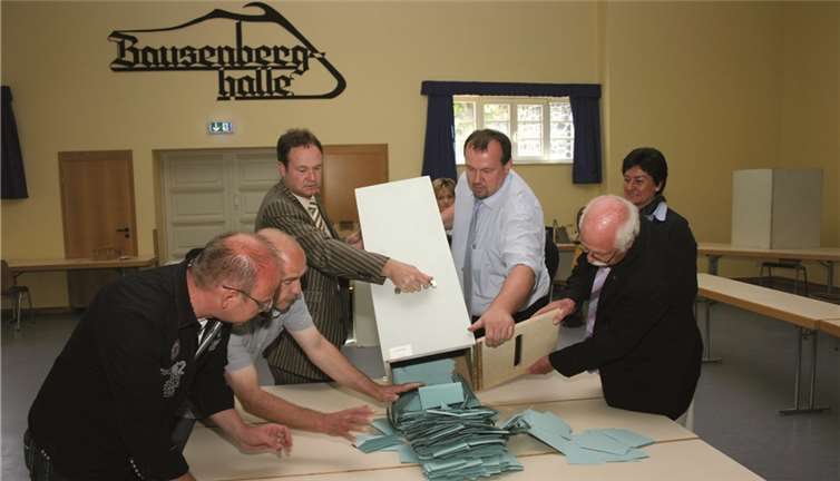 Nach Wahlabschluss wurden, wie hier in Niederzissen, die prall gefüllten Urnen auf die Tische entleert.RÜ