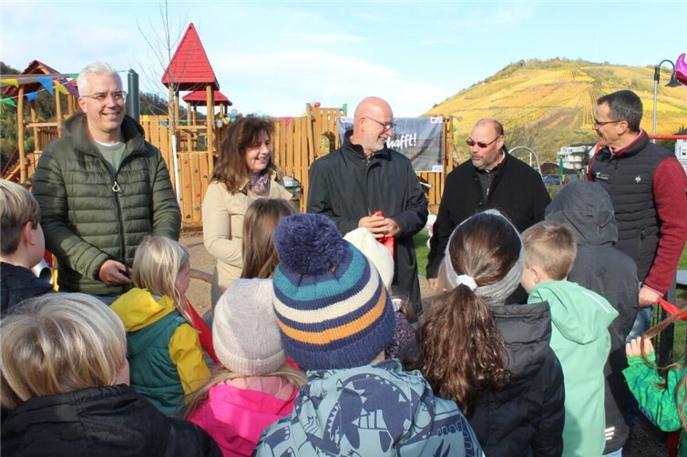 Nach Zerschneidung des „Roten Bandes“ übernahmen die Kinder die Anlage. Foto: WITE