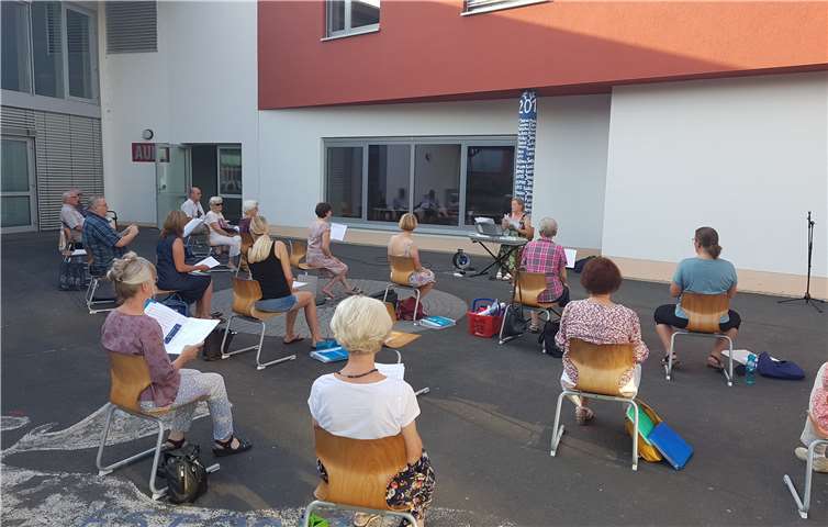 Nach acht Monaten Pause wird donnerstags wieder auf dem Schulhof des Mons-Tabor-Gymnasiums gesungen.Foto:privat