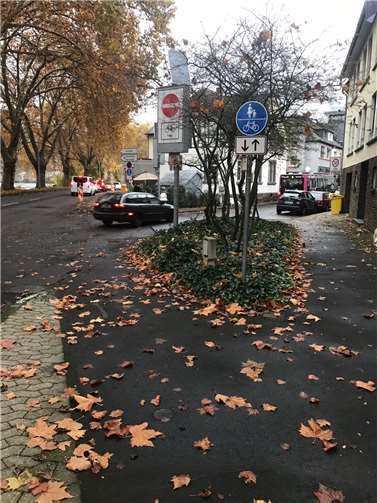 Nach aktuellen Beobachtungen wird das morgendliche Einfahrtverbot in die Gülser Straße -wie auf dem Foto zu sehen- von zahlreichen Verkehrsteilnehmern missachtet.Quelle: CDU Ortsverband Moselweiß/Rauental