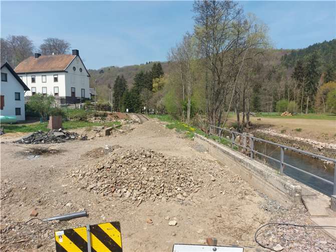 Nach aktuellen Planungen sollen die Wiederaufbauarbeiten bis zum Fahrplanwechsel im Dezember 2023 so weit fortgeschritten sein, dass die Strecke zwischen Köln und Trier wieder durchgehend befahren werden kann.