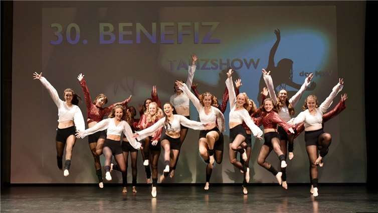 Nach altbewährtem Rezept bot die Tanzabteilung einen bunten Mix aus Jazztanz, Comedy, Tanztheater und Standardtanz.  Foto: Ilja Sablin