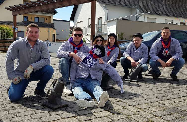 Nach altem Brauch und im Kreise zahlreicher Gäste aus nah und fernfeierte die Rheingemeinde Urmitz ihre St.-Georg-Kirmes. Zur Tradition gehörtauch der Schießjahrgang mit den sogenannten „Katzeköpp“. Fotos: KH