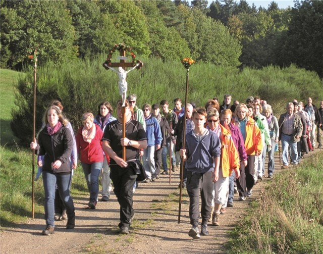 Nach anfänglichem Frühnebel beschritten die Pilger ihren Weg bei sonnigem Herbstwetter.privat