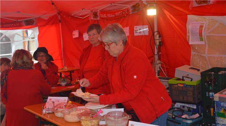 Nach anfänglichem Regen kamen am späteren Nachmittag viele Gäste und genossen das breite Angebot an Unterhaltung und Kulinarik. 