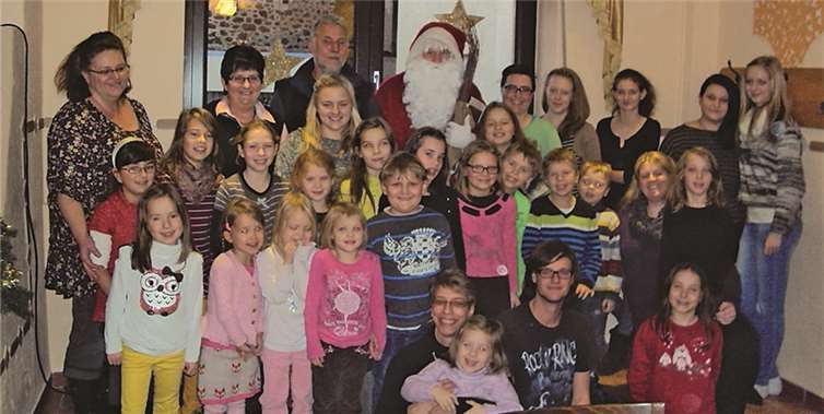 Nach anfänglichem Zögern freuten sich die Kinder doch über den Besuch des heiligen Mannes, der ja für jedes Kind etwas in seinem Sack hatte. privat