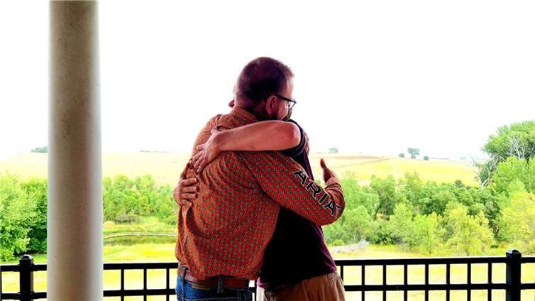 Nach anfänglicher Unsicherheit begrüßten Jan und Ben sich mit einer herzlichen Umarmung.