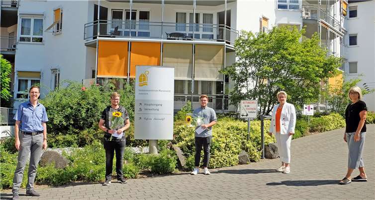 Nach bestandenen Prüfungen werden die ehemaligen Auszubildenden zu Kollegen im Seniorenzentrum Marienstift: V.l.: Einrichtungsleiter Hans-Peter Mayer, Nico May, Leon Müller, Geschäftsführerin Cornelia Kaltenborn, Pflegedienstleiterin Ulla Schlöffel. Foto: privat