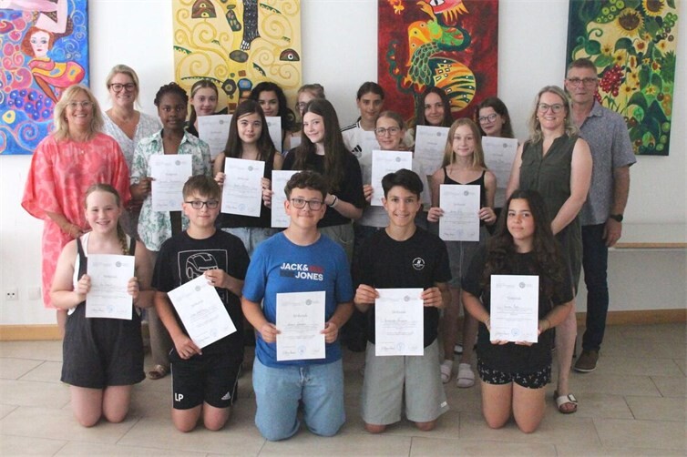 Nach bestandener Prüfung hielten 21 glückliche Schülerinnen und Schüler ihre „Streitschlichterurkunde“ in den Händen.Schulleiter Ralf Heuft (rechts) zeigte sich sehr zufrieden. 