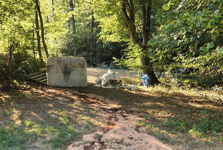 Nach bisherigen Erkenntnissen wurden die Heizöltanks vermutlich zwischen dem 7. und 14. August 2026 ausgebaut und danach illegal im Wald abgelagert