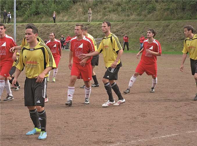 Nach dem 1:0 Heimsieg gegen Horressen bleibt B-Ligist SG Ellingen/B./W. II auch weiterhin auf der Erfolgsspur. (V.l.) Tom Puderbach, Maximilian Klaes, Christian Leiendecker.  Privat