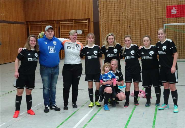 Nach dem 3:2-Erfolg im ersten Einlagespiel gegen die Amazonen des VfB Polch herrschte eitel Freude in den Reihen der Nettetalerinnen.privat