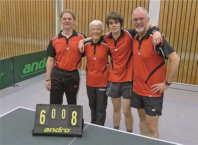 Nach dem 8:6-Erfolg weiter ungeschlagen in der 2. Kreisklasse (von links): Reinhard Ahlke, Heidi Wunner, David und Klaus Riddering.privat