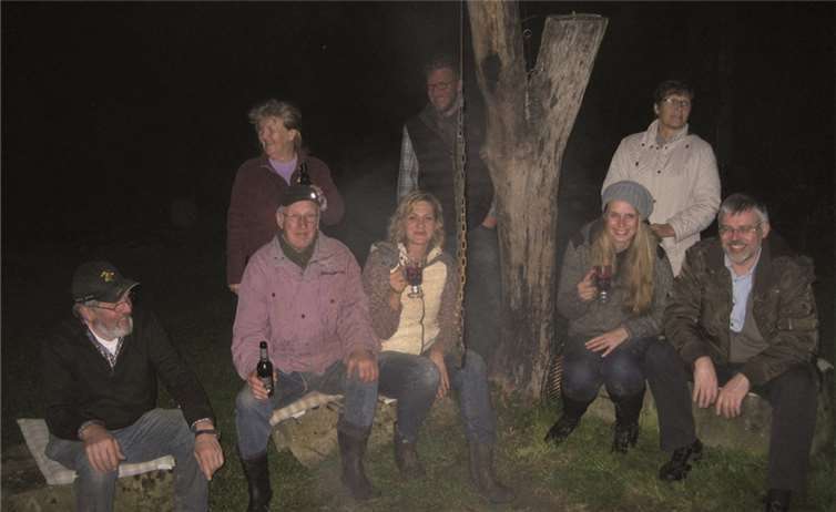 Nach dem Abbrennen des Martinsfeuers wurde am Lagerfeuer noch gemütlich gefeiert.