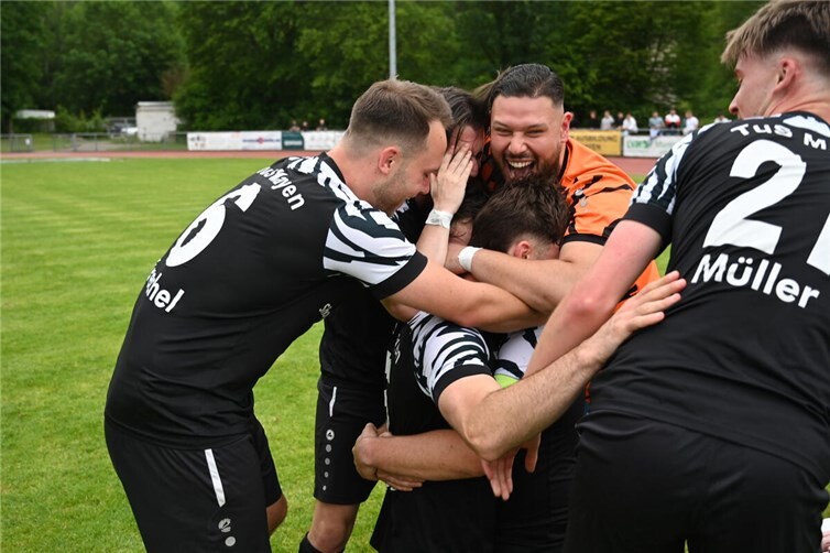 Nach dem Abpfiff kannte das Glück bei den Spielern des TuS Mayen keine Grenzen. Foto: SK