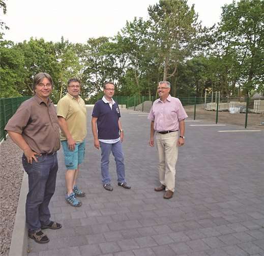 Nach dem Anlegen der neuen Parkplätze besichtigten der Stadtbürgermeister und seine Beigeordneten das Gelände. Privat