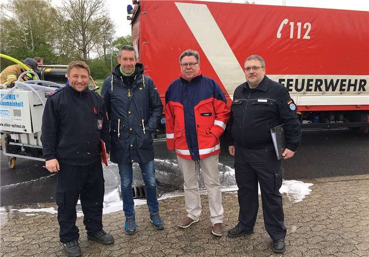 Nach dem Aufbau der Schleuse konnte durch Thorsten Machwirth, Leiter des Gefahrstoffzuges Weißenthurm, Thomas Brunnhübner, Referatsleiter des Veterinäramtes, Ingolf Ulmen vom Referat für Zivil- und Katastrophenschutz und Michael Wildey, Leiter des THW Ortsverbandes Mayen, festgestellt werden, dass die Schleuse funktionstüchtig ist. Fotos: privat