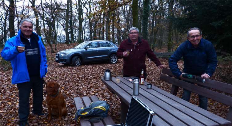 Nach dem Aufbau durch die ehrenamtlichen Helferhände von Raimund Schmidgen, Klaus Krämer und Günter Cukjati gab es noch ein warmes Getränk. Foto: privat