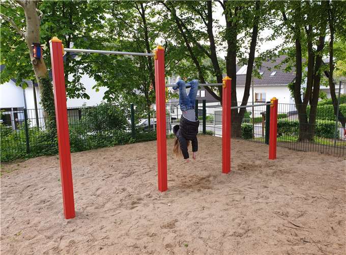 Nach dem Aufbau erfreuen sich nun die Kinder am neuen Spielgerät.